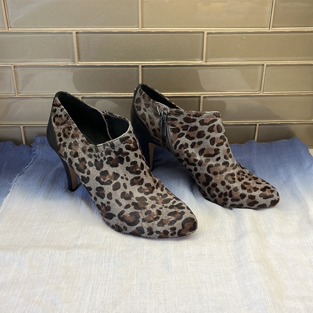 Vince Camuto Animal Print Calf hair Booties Sz 8 - Picture 3 of 13
